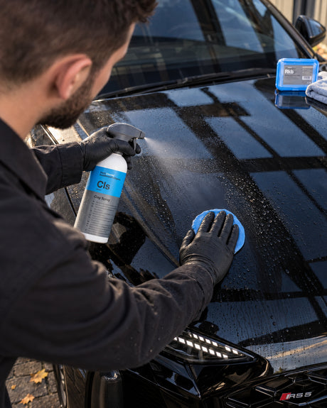 Detailing1 Lack kneten — Koch-Chemie Rkb Knete gleitet mit Clay Spray Cls in geraden Bahnen über die Motorhaube