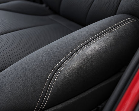 Detailing1 efekt — szew oddziela wyczyszczoną, satynowo matową skórę BMW od jeszcze tłustego pola obok