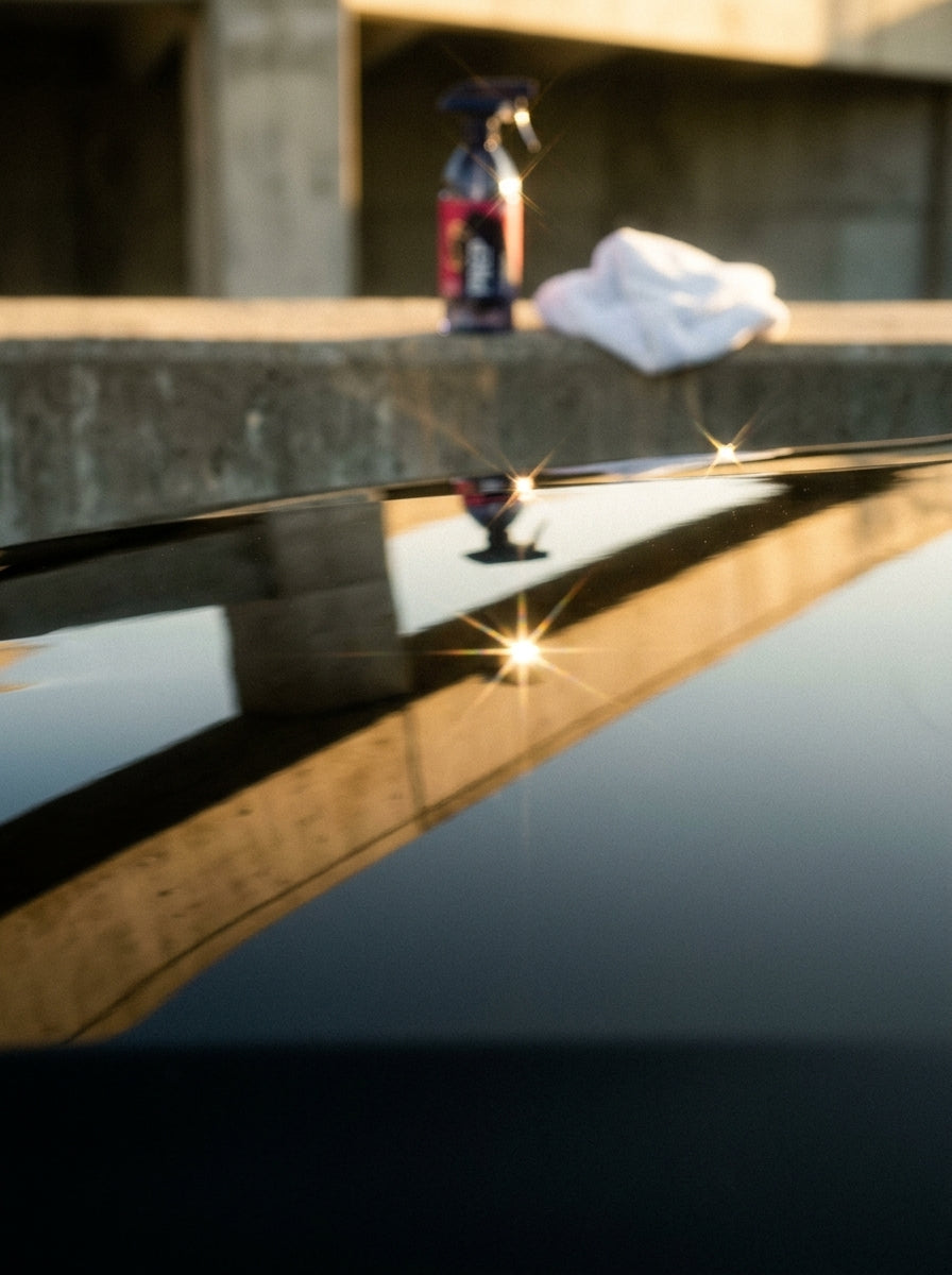 Nahaufnahme einer mit GYEON Q²M Prep entfetteten, spiegelnden Lackoberfläche