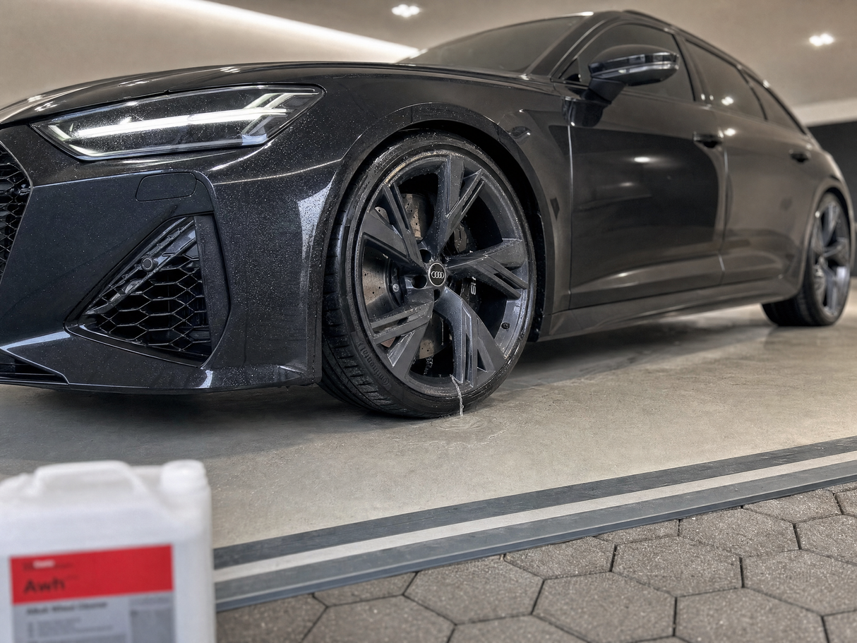 Saubere Audi-RS6-Felge nach Koch-Chemie Alkali Wheel Cleaner Awh Anwendung mit Kanister im Bokeh