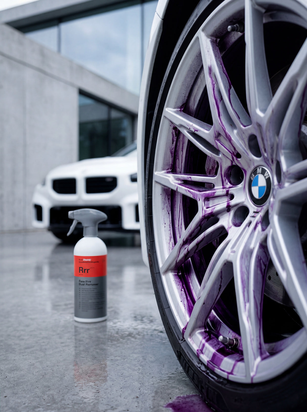 Violette Farbreaktion des Koch-Chemie Rrr auf BMW-Felge