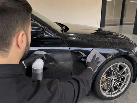 Nakładanie Koch-Chemie Spotless Ceramic Finish mikrofibrą na lakier BMW z powłoką ceramiczną