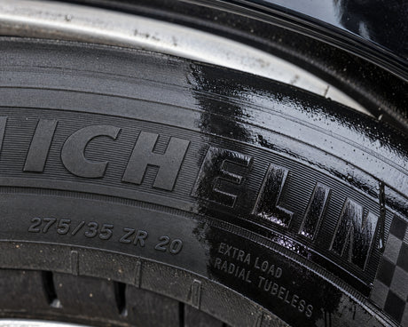 Detailing1 Meguiars Ultimate Insane Shine Tire Coating — Makro der Reifenflanke, nivellierte Schicht neben nassem Film