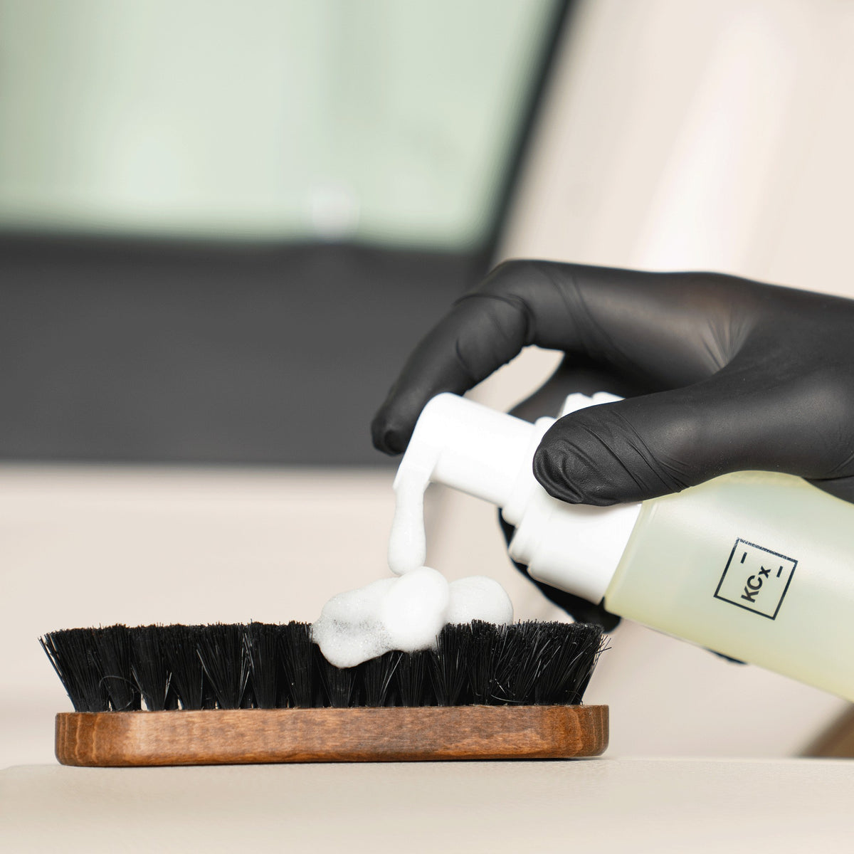 Detailing1 COLOURLOCK Leather Cleaner (Strong) — piana czyszcząca z Foamer Bottle na szczotce do skóry