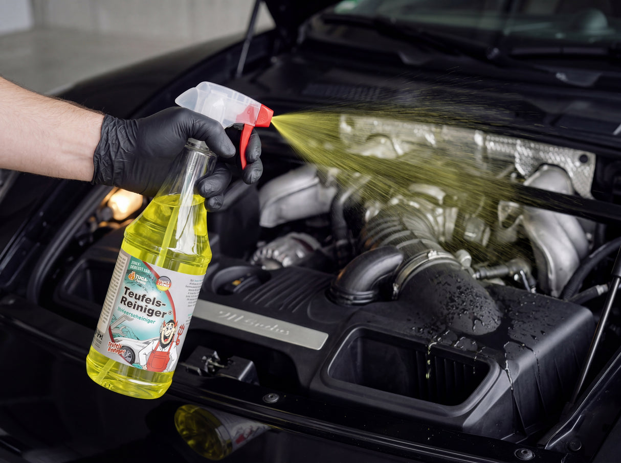 Teufels-Reiniger wird mit Nitrilhandschuh auf Porsche 911 Motorraum-Abdeckung aufgesprüht