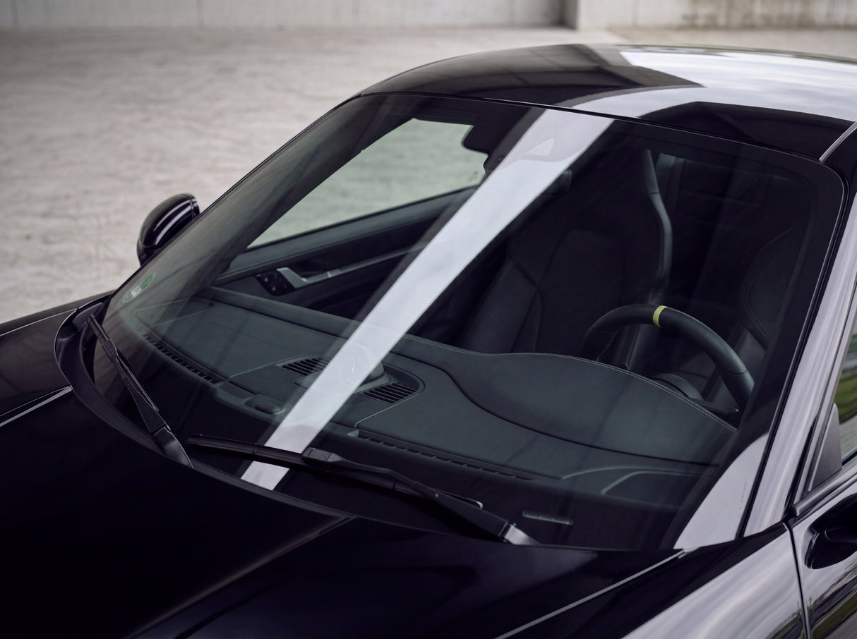 Streifenfreie Frontscheibe eines Porsche 911 nach der Reinigung mit Tugalin Glas-Teufel mit klarer Spiegelung und sichtbarem Cockpit