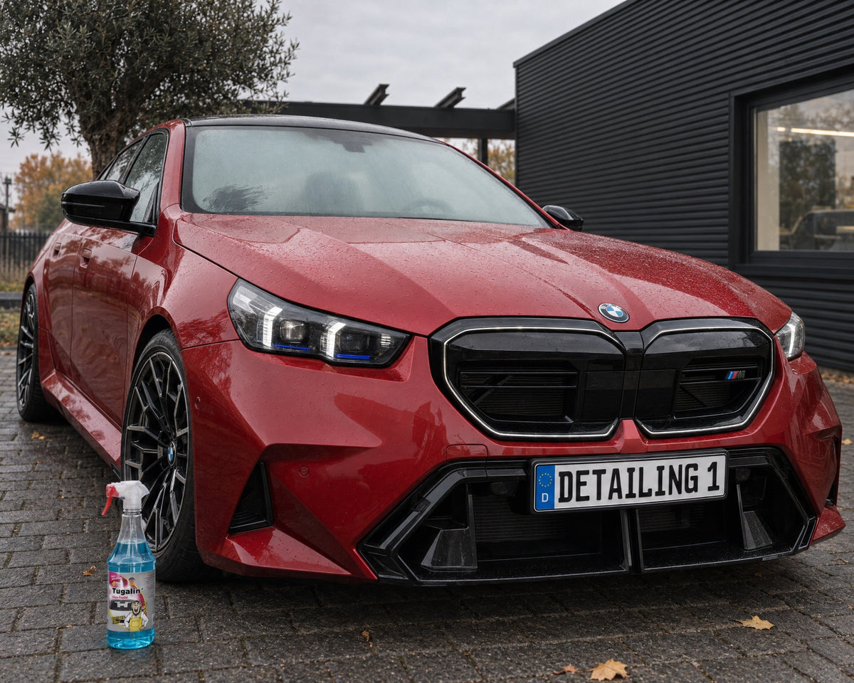 Tugalin Glas-Teufel przed czerwonym BMW M5 z zaparowaną przednią szybą — pokazane w artykule „Szyby w aucie parują od środka: dlaczego czysta szyba dłużej zostaje przejrzysta”