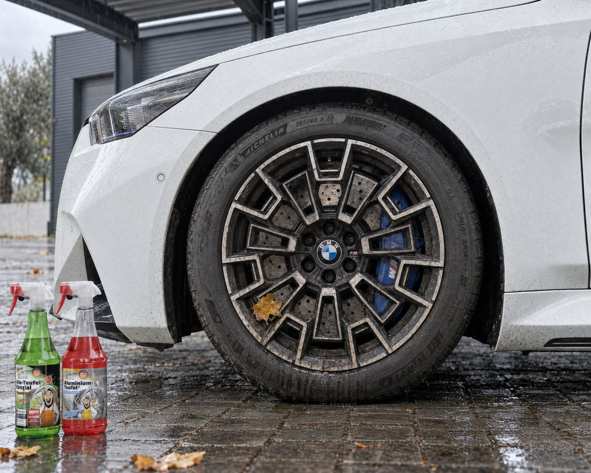 TUGA Chemie Alu-Teufel Spezial i Aluminium-Teufel przed brudnym przednim kołem białego BMW M5