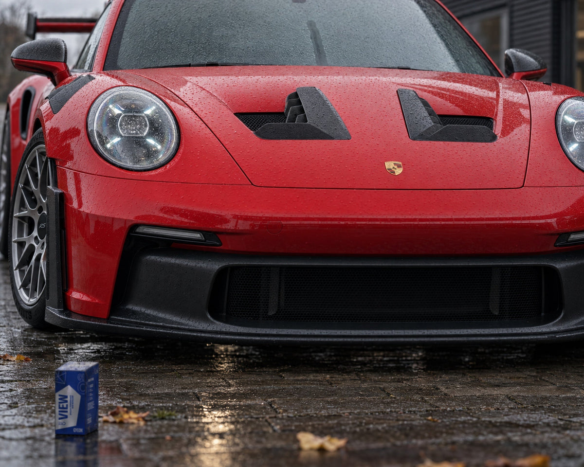 GYEON Q² View EVO przed zaroszoną przednią szybą czerwonego Porsche 911 GT3 RS – niewidzialna wycieraczka zimą
