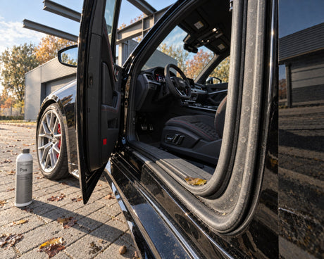 Koch-Chemie Plast Star przy otwartych drzwiach Audi RS 5 z zakurzoną, matową uszczelką przed pierwszym mrozem