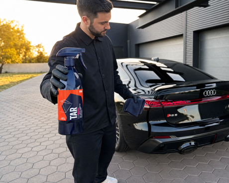 Detailing1 GYEON Q²M Tar Harz- und Teerentferner in der Hand vor einem schwarzen Audi RS 5