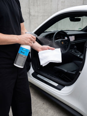 ASC Sprühauftrag auf Mikrofasertuch vor Fahrzeuginnenraum