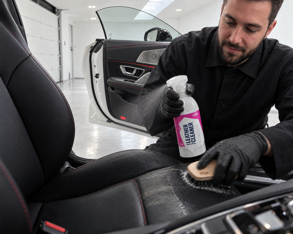 Detailing1 Hero: Lederreiniger — Leder schonend reinigen: Hautfett von der Sitzwange, milder Lederreiniger in die Bürste (Des