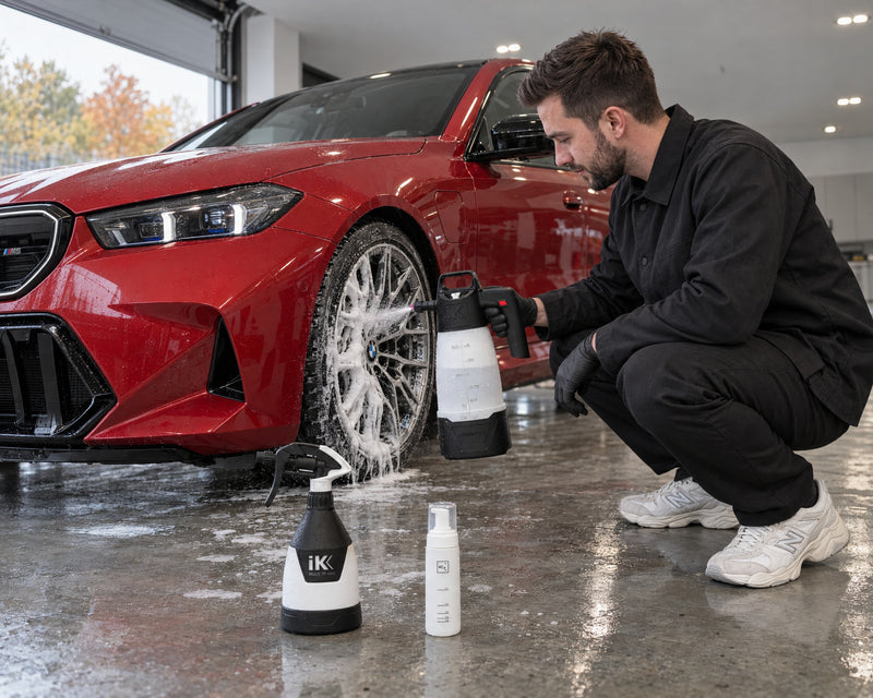 Detailing1 Spotlight: iK e Foam Pro 2 pieni felgę, iK TR Mini 360º i Koch-Chemie Foamer Bottle przy BMW M5