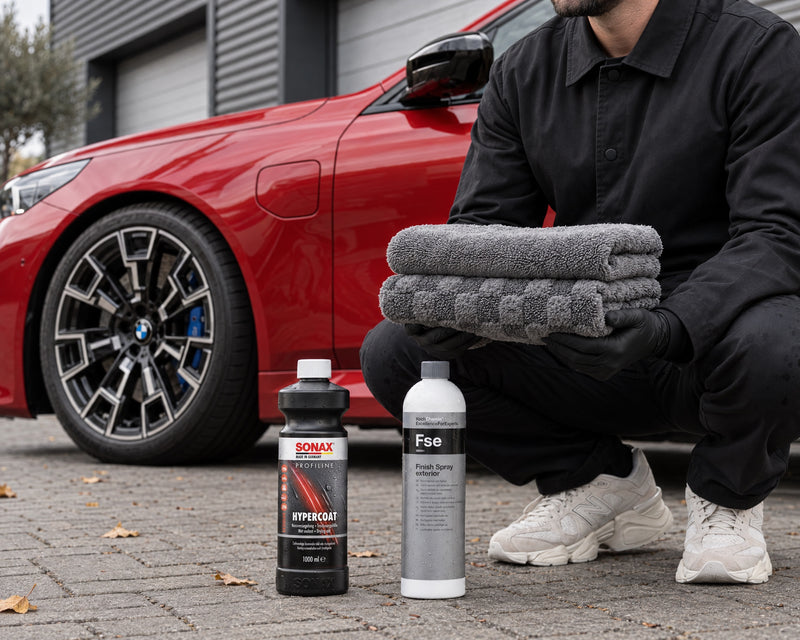 Detailing1 zestaw do osuszania — ręcznik Aqua, Koch-Chemie Pro Drying Towel, SONAX HyperCoat i Fse przy czerwonym BMW M5