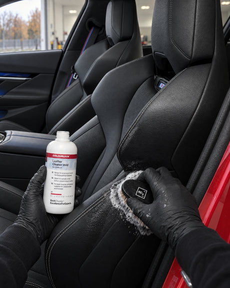 Detailing1 Leder reinigen — Schaum auf der Koch-Chemie Lederbürste an der Sitzwange, COLOURLOCK Leather Cleaner (Mild)