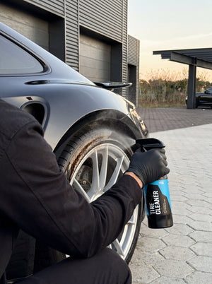 GYEON Q²M TireCleaner wird auf Reifen gesprüht, Einwirkphase mit Schaum