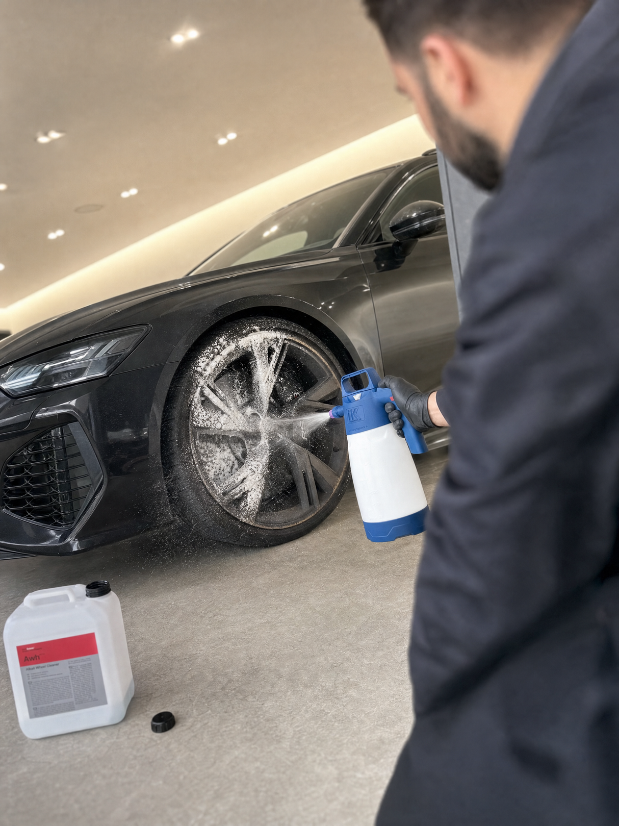 Daniel sprüht Koch-Chemie Alkali Wheel Cleaner Awh 1:5 aus dem iK Foam Pro 2 Alk aufs Felgenbett