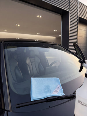 Streifenfreie Audi RS3 Frontscheibe nach Reinigung mit Koch-Chemie Glas Star Glastuch auf Scheibenwischer