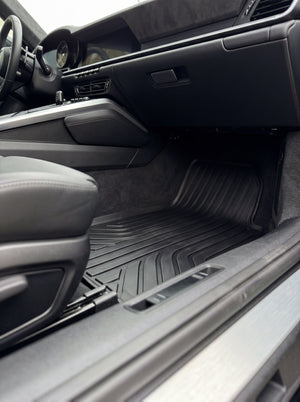 Fußmatte nach Koch-Chemie Gummifix Behandlung im Fahrzeug-Fußraum