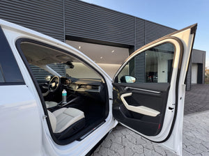 Koch-Chemie Top Star Ts 1000ml auf Mittelkonsole eines weissen Audi RS3, Blick durch geoeffnete Beifahrertuer