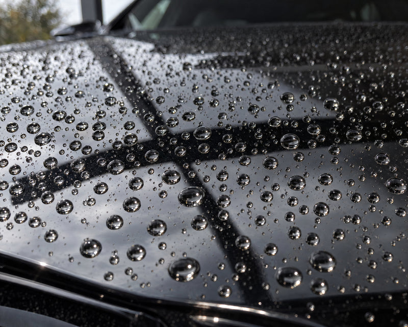 Detailing1 efekt na czarnym BMW M5 — okrągłe krople wody na świeżo zabezpieczonej masce