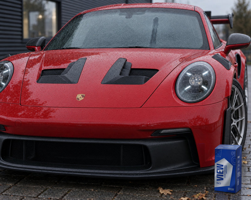 GYEON Q² View EVO przed zaroszoną przednią szybą czerwonego Porsche 911 GT3 RS – powłoka hydrofobowa zimą