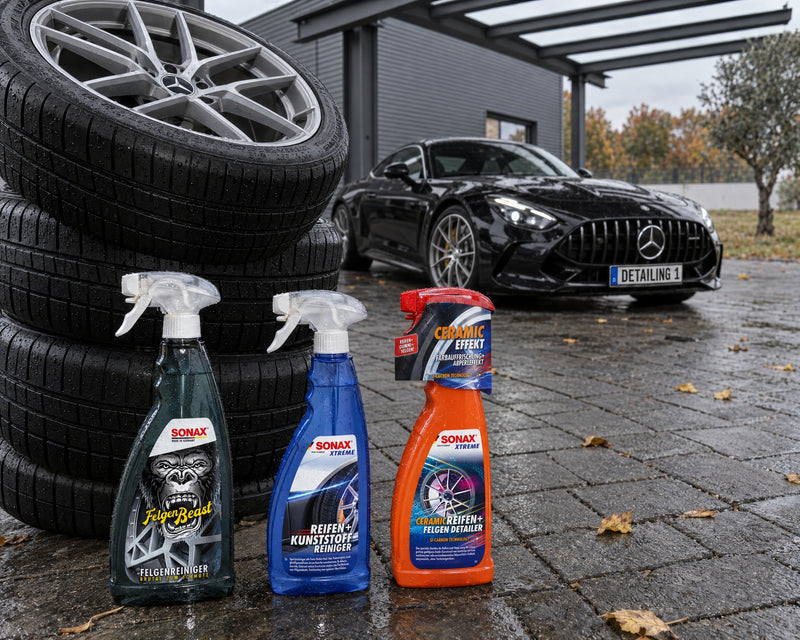 Cztery czyste kompletne koła w stosie, przed nimi SONAX FelgenBeast, Zmywacz Opon+Plastików i Ceramic Detailer