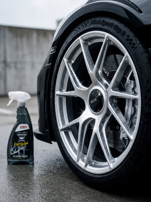 Saubere Porsche GT3 RS Felge mit Wasserperlen nach SONAX FelgenBeast