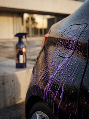 GYEON Q²M Iron violetter Farbumschlag auf Lackoberfläche als Nahaufnahme