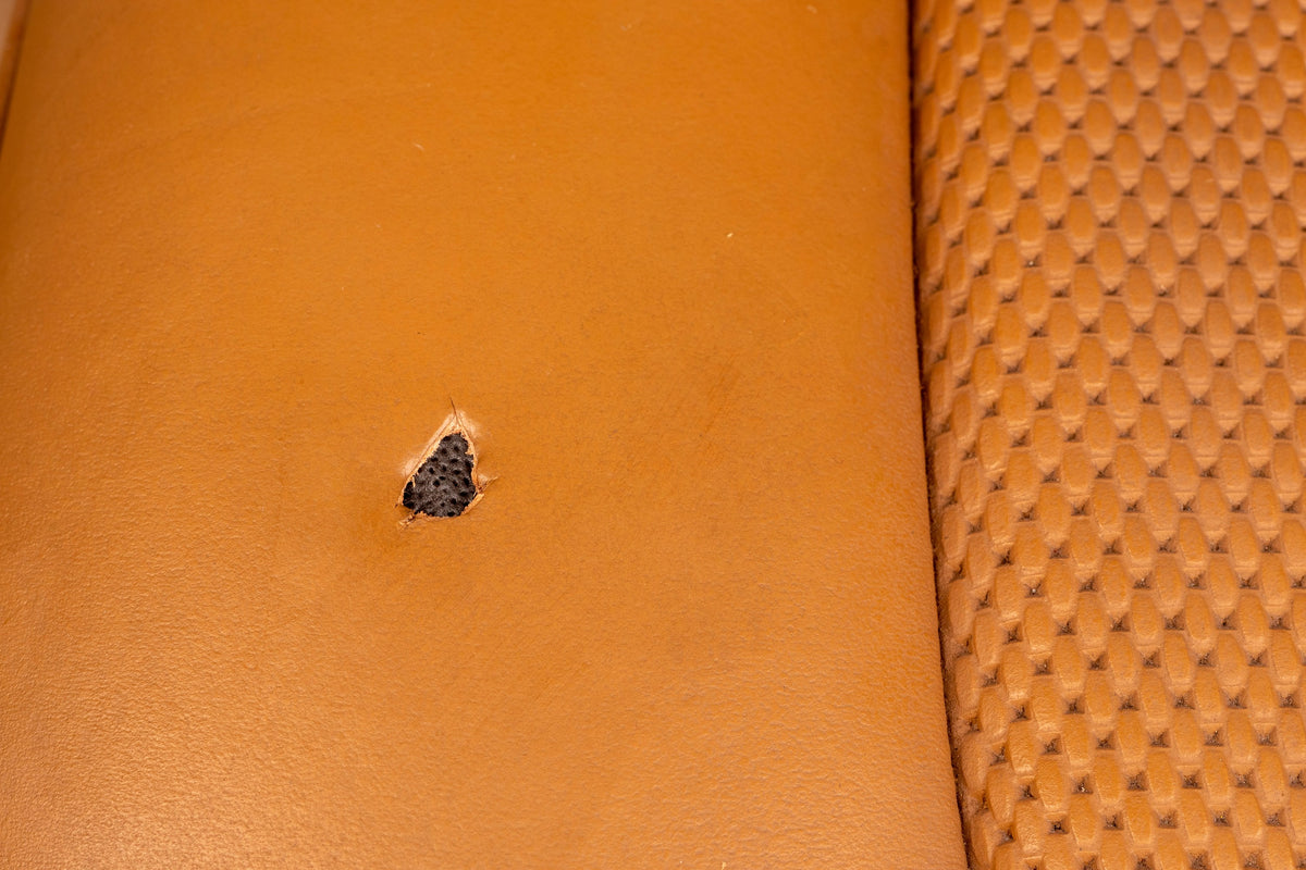 Detailing1 COLOURLOCK Fluid Leather — przepalenie w perforowanym skórzanym fotelu w kolorze koniaku