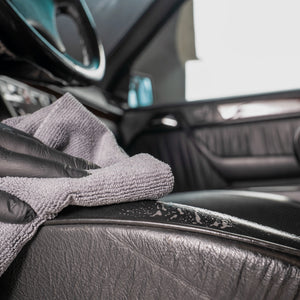 Detailing1 COLOURLOCK Leather Cleaner (Mild) — przecieranie mikrofibrą czarnego skórzanego boczku fotela