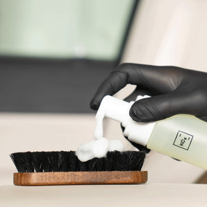 Detailing1 COLOURLOCK Leather Cleaner (Strong) — piana czyszcząca z Foamer Bottle na szczotce do skóry