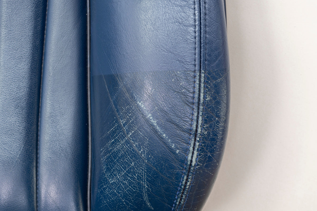Detailing1 COLOURLOCK Leather Colour — abgenutzte, zerkratzte Sitzwange aus blauem Glattleder