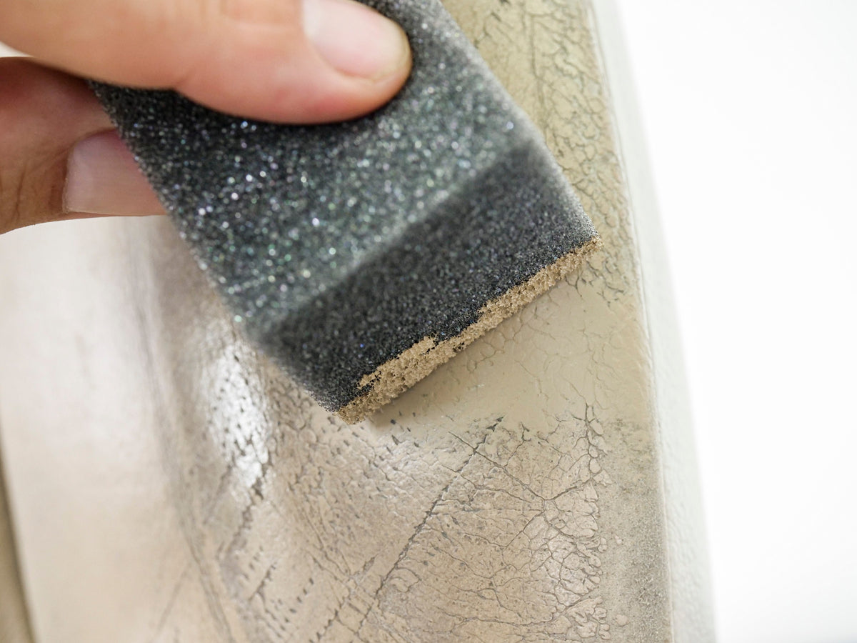 Detailing1 COLOURLOCK Leather Fresh Set XS — Farbauffrischung mit dem Schwamm auf rissigem, hellem Leder