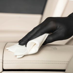 Detailing1 COLOURLOCK New Leather Care Set — przecieranie jasnego skórzanego podłokietnika ściereczką wiskozową