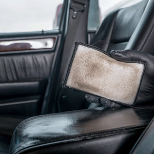 Detailing1 COLOURLOCK Smooth Leather Care Set — pad z brudem zebranym z podłokietnika