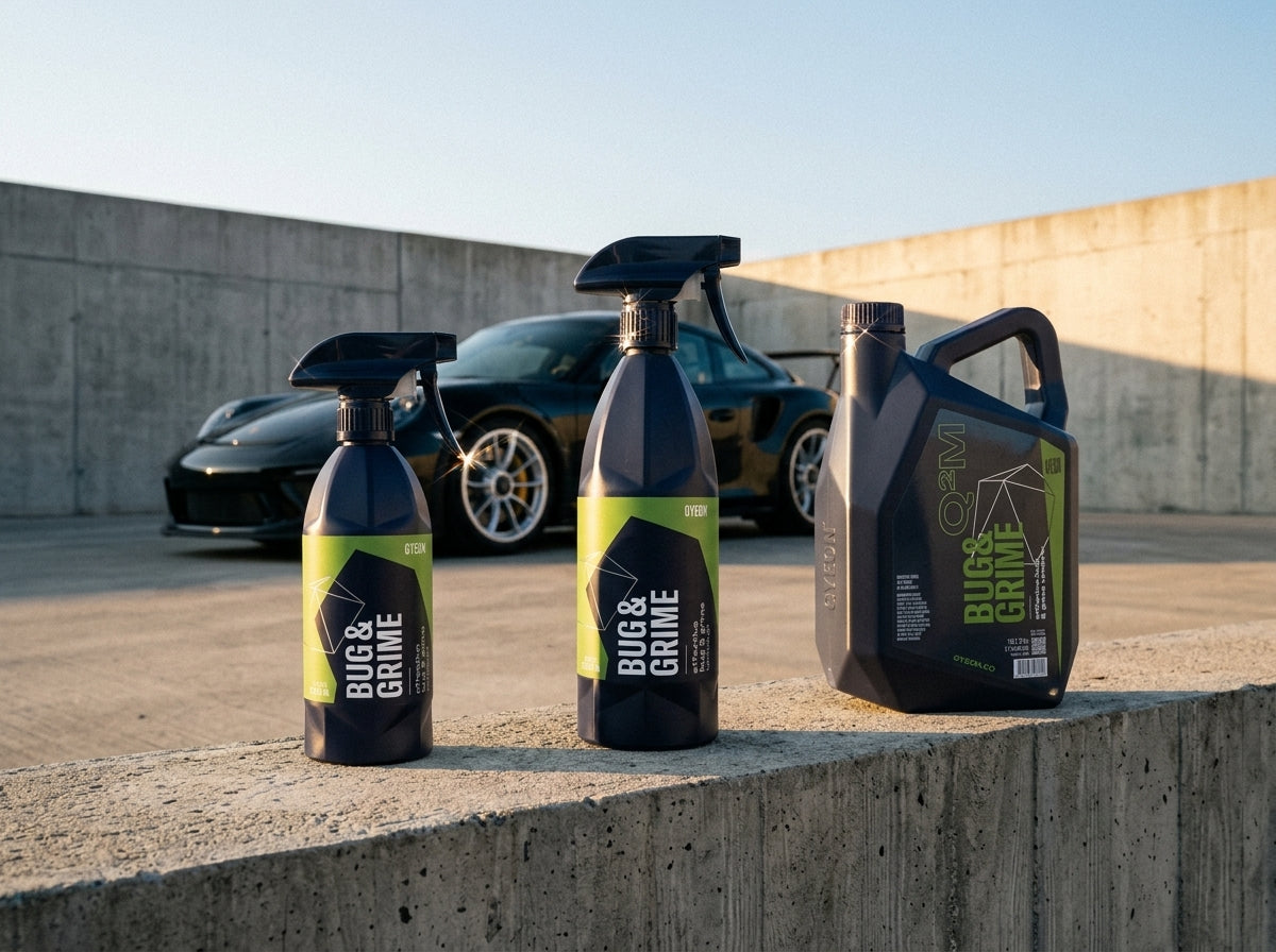 GYEON Q2M Bug Grime alle Größen 500ml 1L 4L nebeneinander auf Sichtbeton